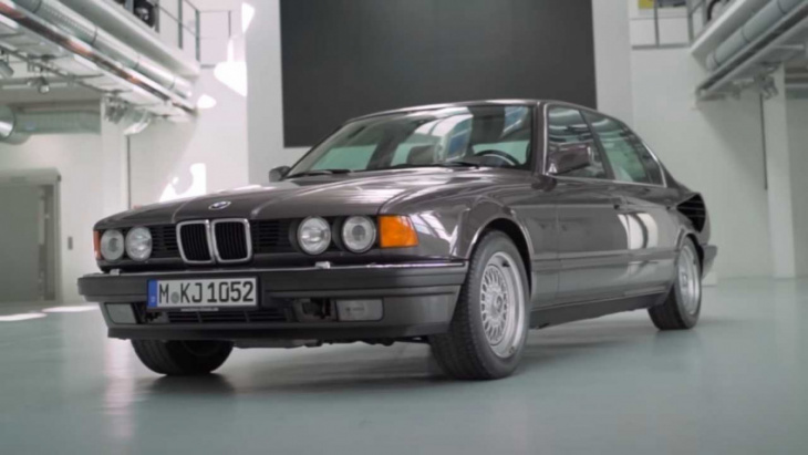 bmw 767il (e32) shows its monstrous v16 engine on camera