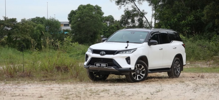 android, head to head: ford everest sport vs toyota fortuner vrz