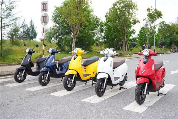first evo200 e-scooters of vinfast delivered to customers
