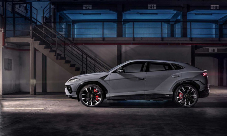 lamborghini urus s is a subdued performante without aggressive body