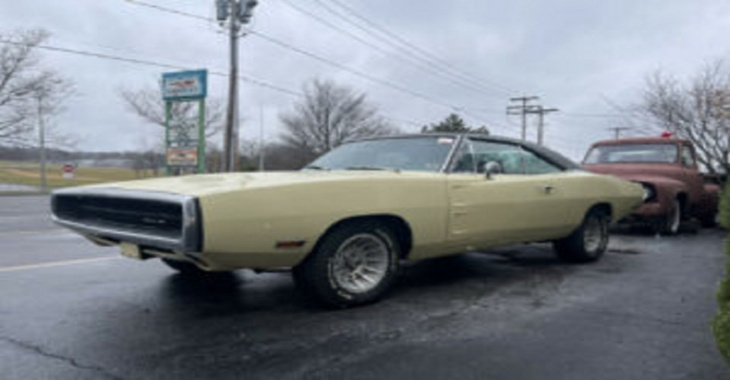 1970 ​dodge charger v8 has no idea what rain is.