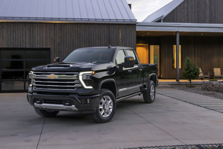 news roundup: new super (and heavy) duty trucks, a tailgate party vehicle fire, and more 