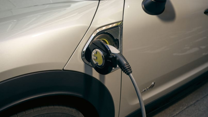 plug-in hybrids have a bright future in australia despite slow uptake and incoming electric cars: mini