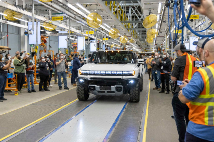 gm will pause hummer ev production to upgrade factory zero for 2023 ev push