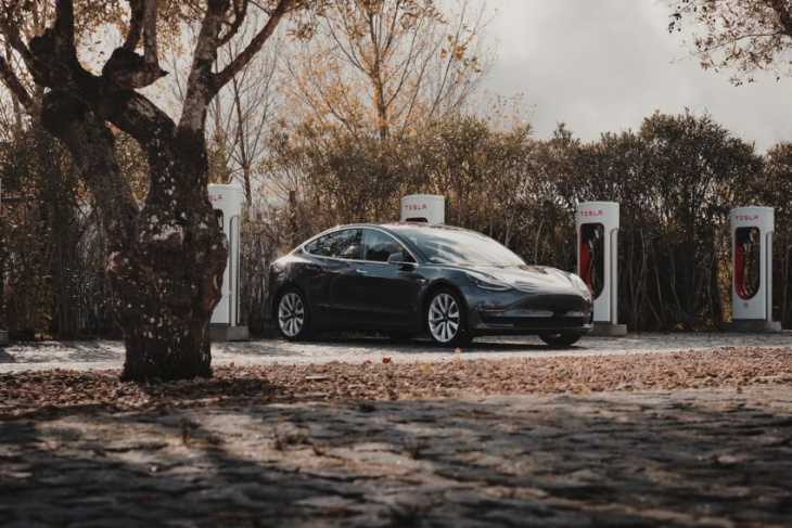 tesla celebrates 10,000 superchargers in europe