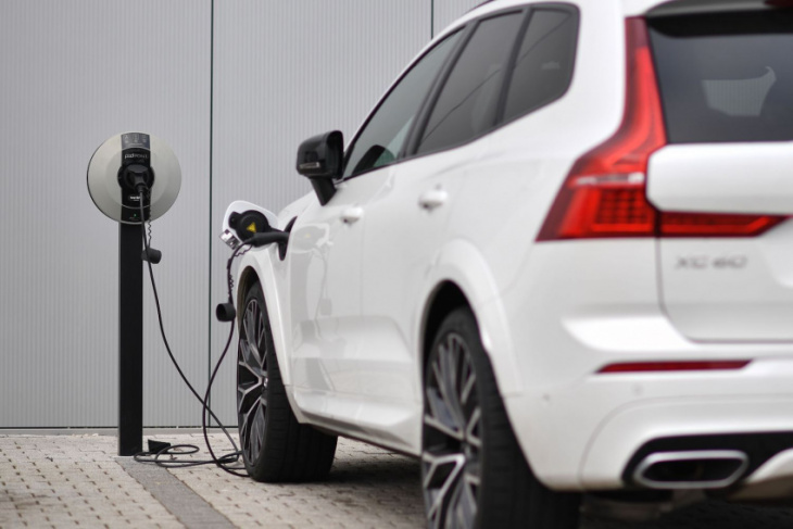 how much does it cost to replace the battery in a plug-in hybrid electric vehicle (phev)?