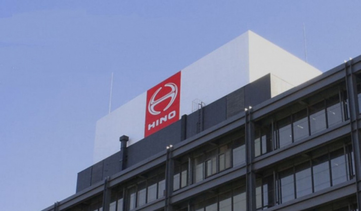 four resign over scandal at toyota unit hino, others to return pay