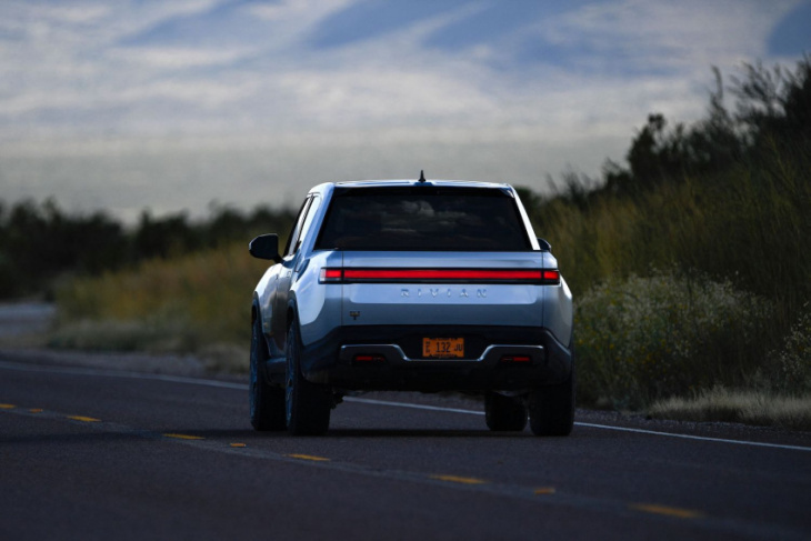 does the rivian electric truck come with a trailer hitch?