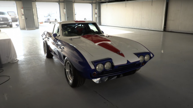 1965 corvette racer tears up monza and sounds amazing doing it