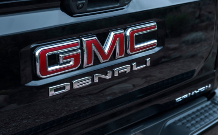 what are the differences between the gmc and chevy small trucks for 2023?