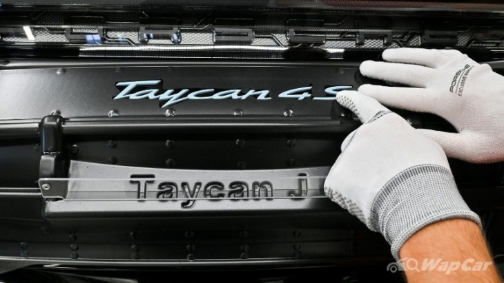 blackpink's jennie gets her own customised porsche taycan 4s cross turismo and it's not pink