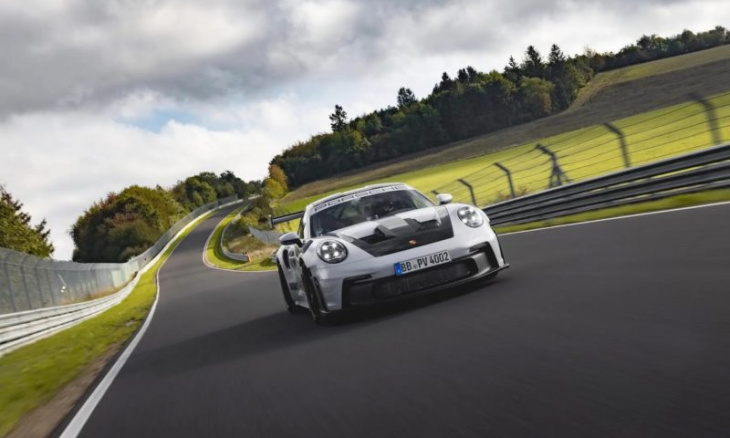 watch: 2023 porsche 911 gt3 rs ferociously attacks the nürburgring