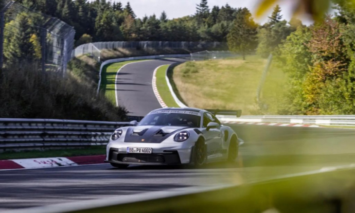 watch: 2023 porsche 911 gt3 rs ferociously attacks the nürburgring