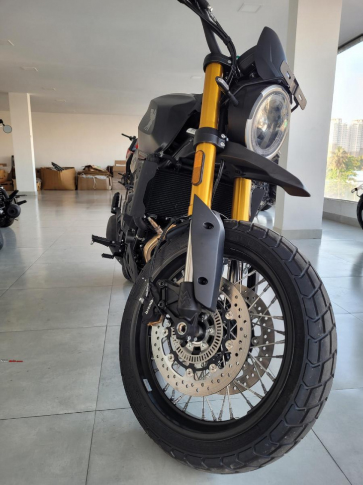 pics: having a look at moto morini seiemmezzo scrambler at a showroom