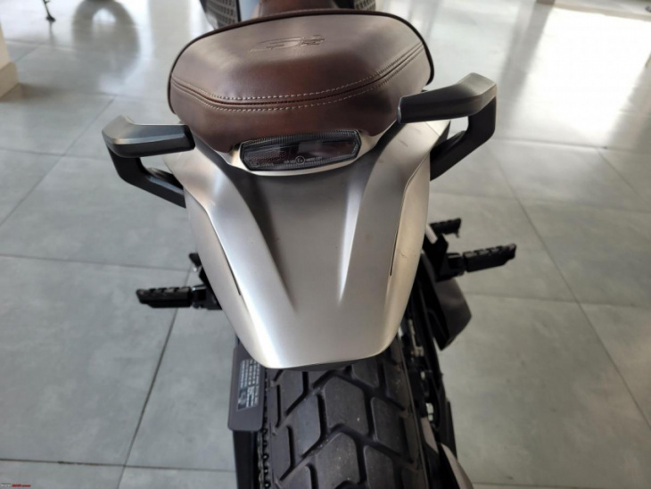 pics: having a look at moto morini seiemmezzo scrambler at a showroom