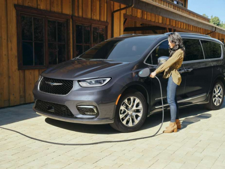 amazon, 7 things make the 2022 chrysler pacifica cooler than you think