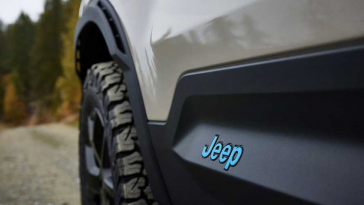 jeep avenger 4x4 concept makes surprise paris motor show appearance