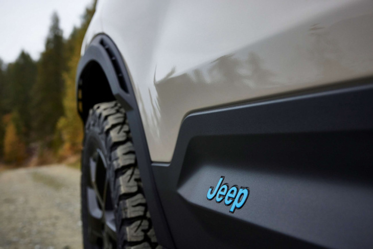 jeep reveals more muscular avenger 4x4 concept