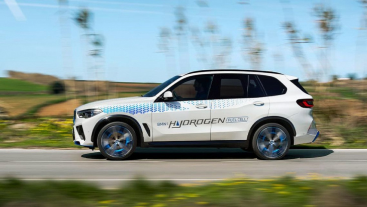 'electric cars aren't the only future': bmw boss says hydrogen is here to stay alongside evs - report