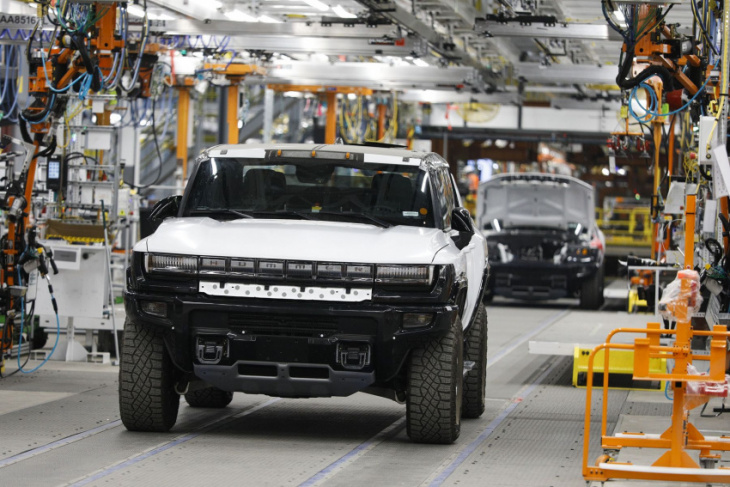 gm considers building midsized plug-in hummer pickup