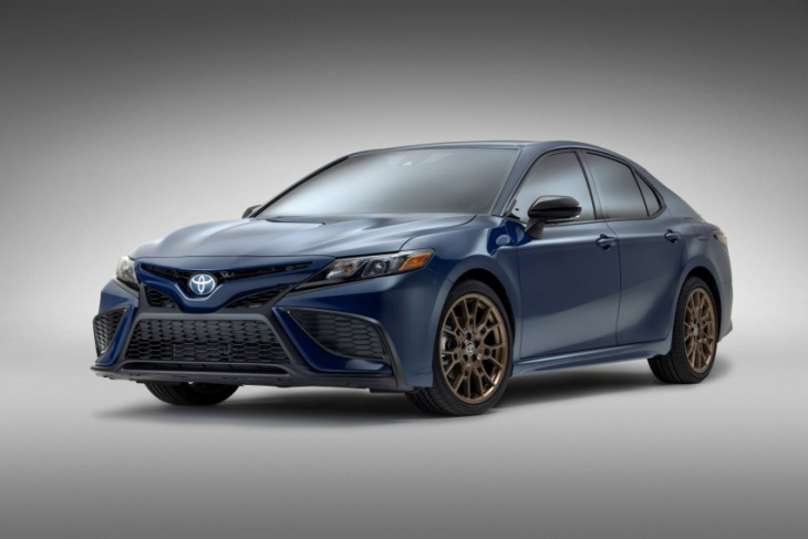 which 2023 toyota camry model is best on gas?