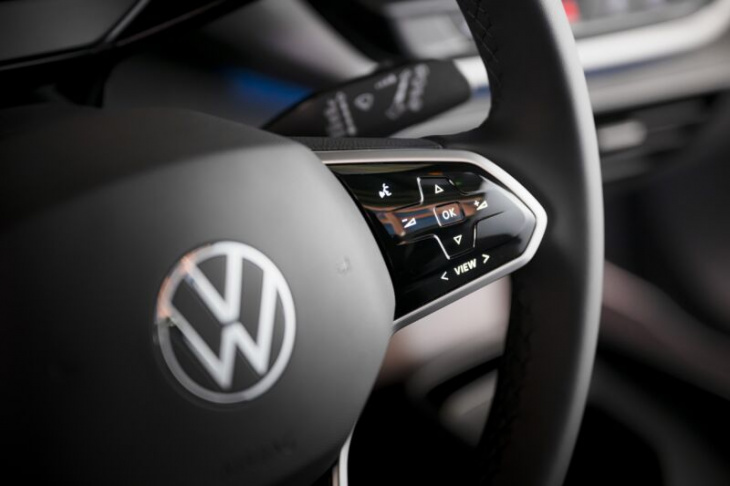 after complaints, volkswagen will ditch capacitive steering wheel controls