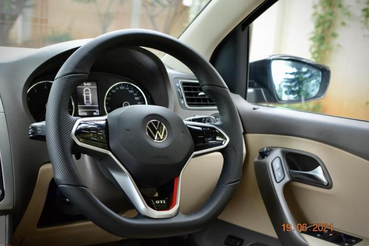 volkswagen to bring back physical buttons on steering wheel