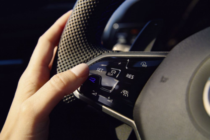 volkswagen is bringing back steering wheels with push buttons