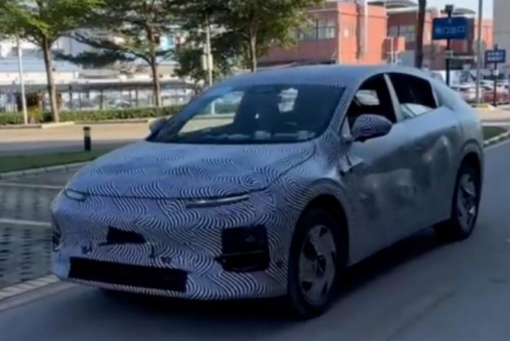 “affordable tesla:” xpeng’s new electric suv spotted, similar size and shape as model y