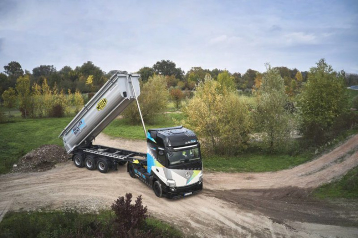daimler unveils latest electric truck offerings, including semi-trailers and tippers