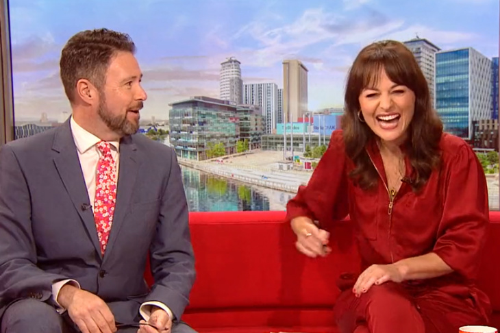 how to, bbc breakfast's victoria fritz derails show to talk about snogging as jon kay in stitches