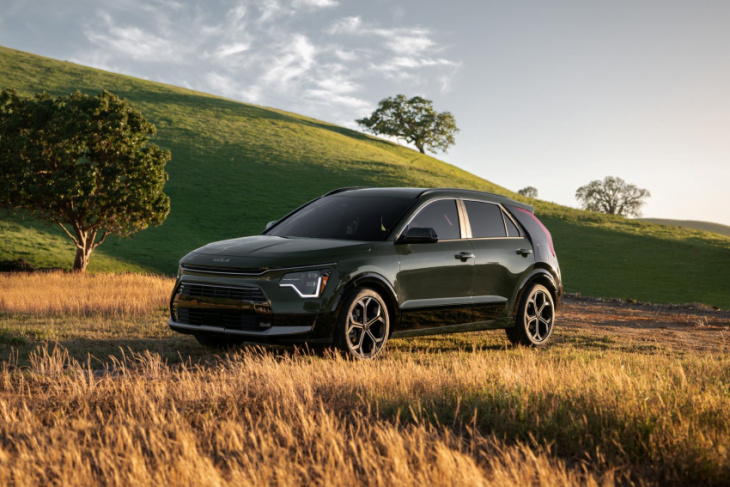 the most expensive 2023 kia niro hybrid costs about the same as a toyota rav4 hybrid base model