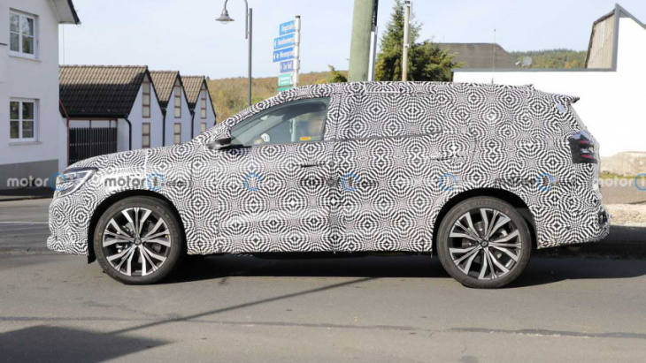 renault grand austral spied previewing future three-row model