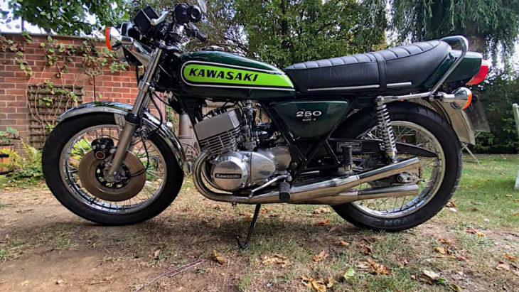 watch allen millyard put the finishing touches on his kawasaki s1 550 four
