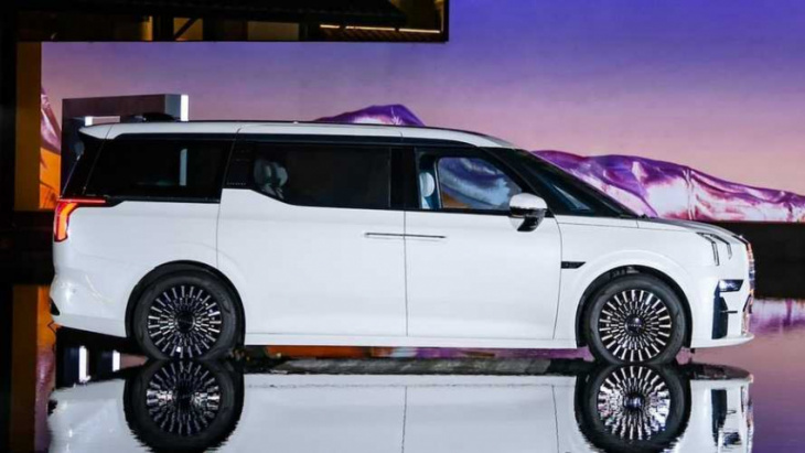 2023 zeekr 009 debuts as luxury electric minivan with 510-mile range