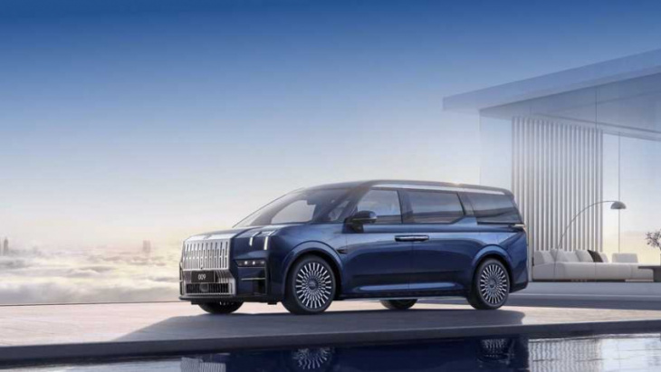 2023 zeekr 009 debuts as luxury electric minivan with 510-mile range