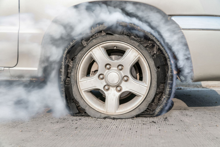 how to, what to do during a tire blowout and how to avoid crashing?
