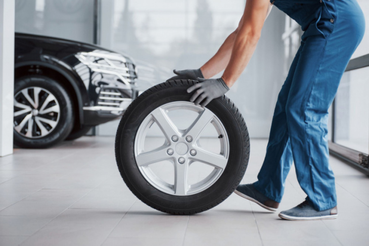 how to, what to do during a tire blowout and how to avoid crashing?
