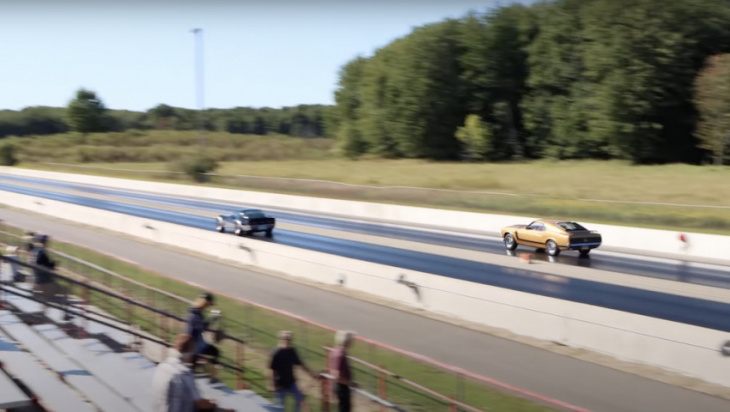 watch this 1978 corvette give a 1970 mustang boss 302 fits at the drag strip