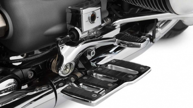 check out wunderlich’s ergo-comfort footrests for the bmw r18