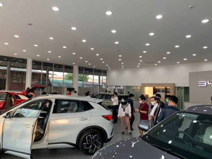 byd rever thailand explains why thais lined up overnight to buy the byd atto 3