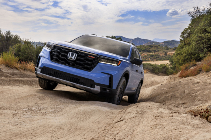 the new honda pilot is handsome, burly and coming for the kia telluride