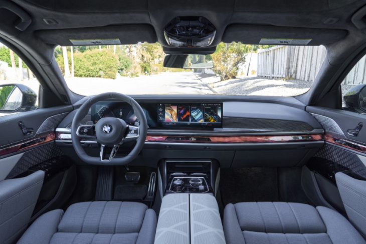 here hd live map powers hands-free driving and routing functionalities in new bmw 7 series