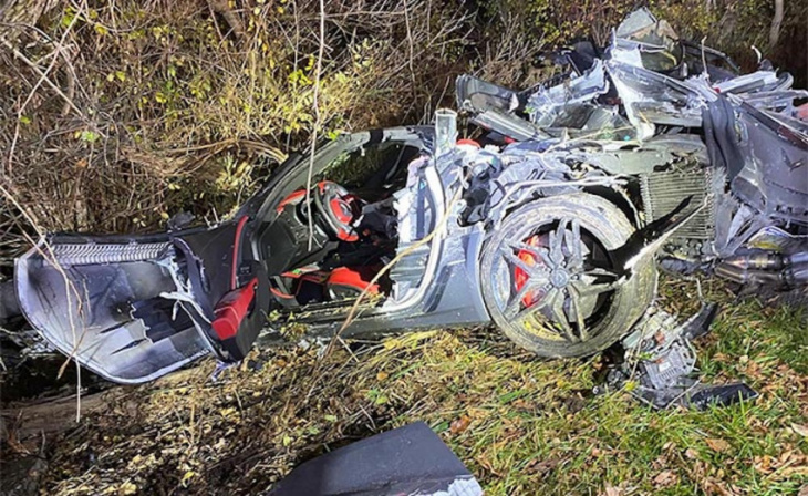 horrific c7 corvette z06 crash shows why speeding on wet roads is a bad idea