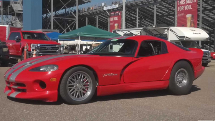 3,300-hp dodge viper does quarter mile in 6.68 seconds at 220 mph