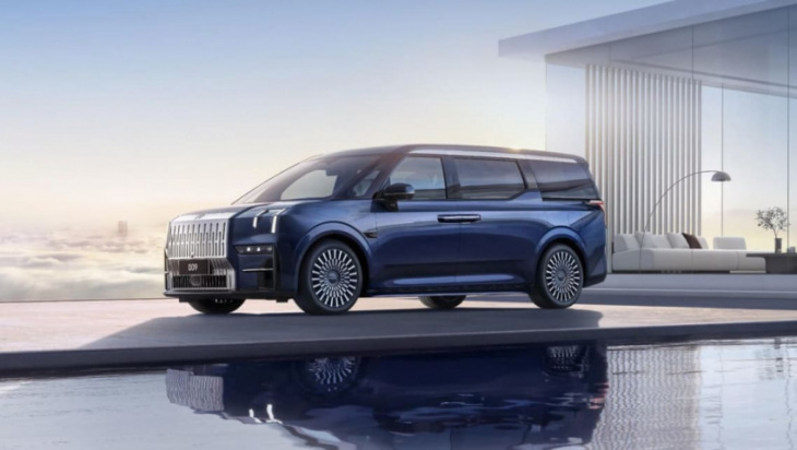 the most insane people mover yet? zeekr 009 is china's 400kw/686nm six-seater to make the kia carnival shake in its boots