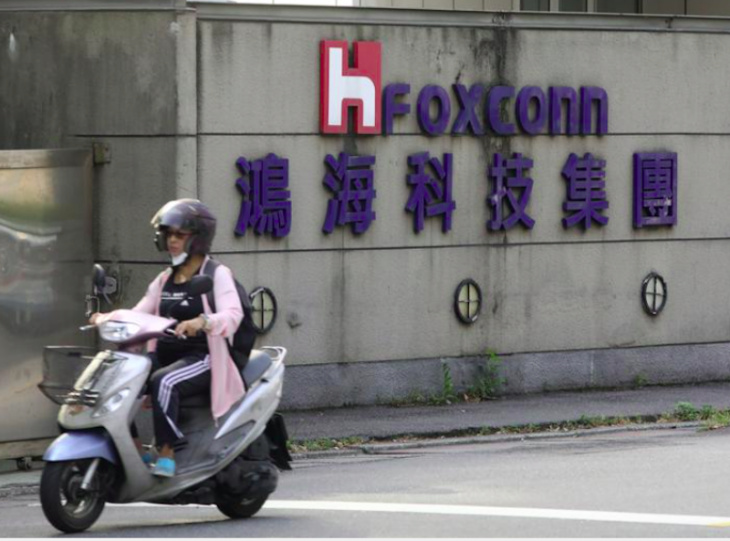foxconn partners with saudi wealth fund to build electric cars