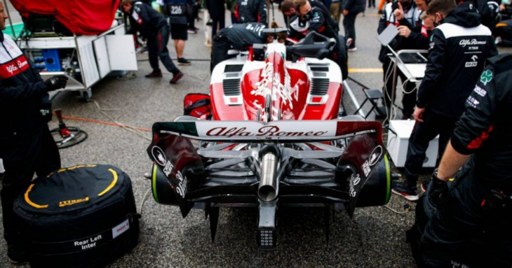 alfa romeo fined €1000 after team member enters pit-lane working zone