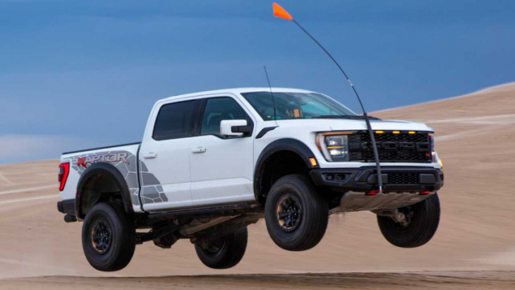 2023 ford f-150 raptor r rated at just 10 mpg city