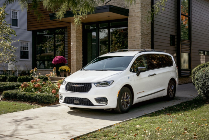 that’s trippy: chrysler debuts 2023 pacifica road tripper